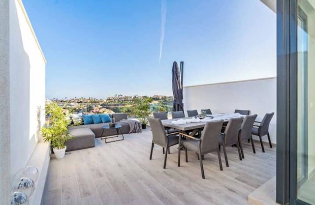 Holiday Home 'Fantastic Townhouse Near The Beach' with Sea View, Wi-Fi and Air Conditioning