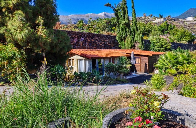 Holiday Home 'Finca La Charquita' with Sea View, Private Terrace and Wi-Fi