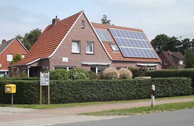 Holiday home for up to 8 people and enclosed garden, dogs welcome.