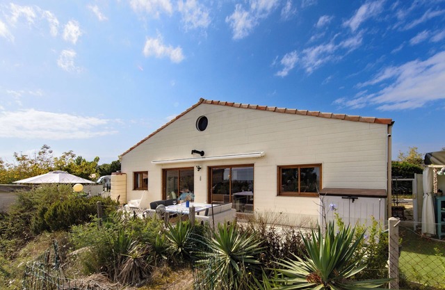 Holiday Home 'Chalet Les Pieds Dans L'eau' with Sea View, Wi-Fi and Air Conditioning