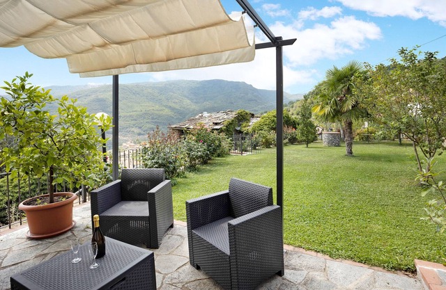 Holiday Home Green House with Mountain View, Garden & Wi-Fi