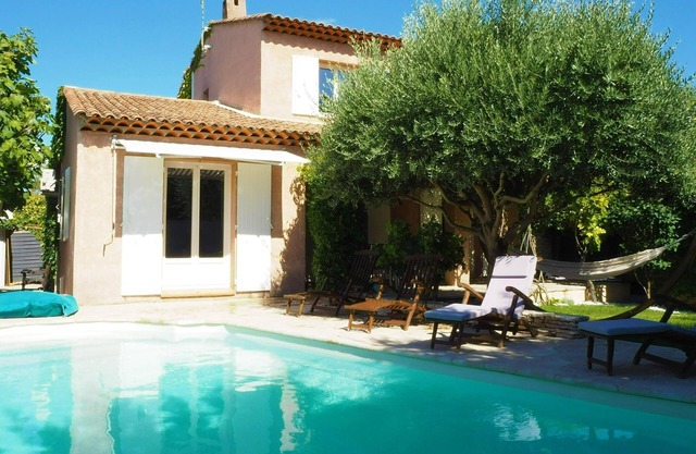 Holiday Home in Pertuis with Private Pool
