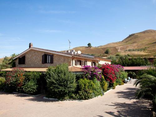 Holiday Home in Sicily with Pool & Hills