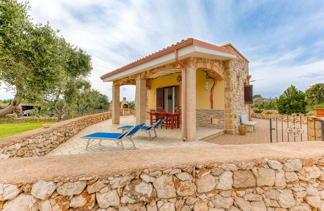 Holiday Home 'Del Cuoco' with Shared Pool, Private Garden and Air Conditioning