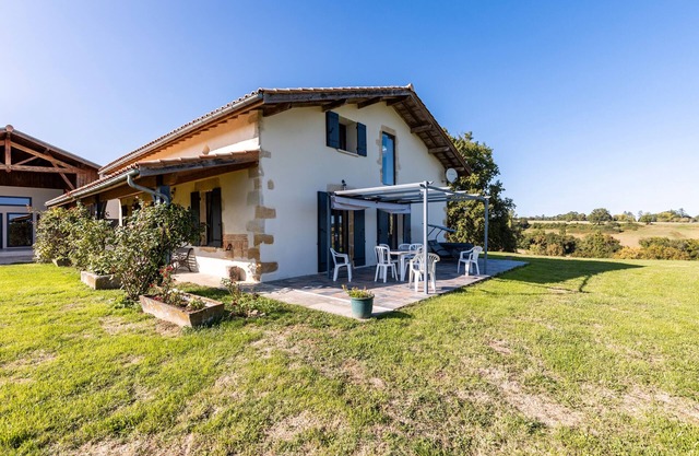 Holiday Home 'Le Basque' with Shared Pool, Private Terrace and Wi-Fi