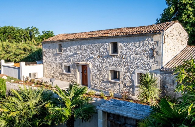 Holiday Home 'Le Clos De La Grange Near Beaches' with Private Terrace, Wi-Fi and Air Conditioning