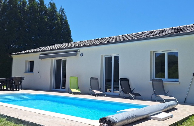 Holiday Home 'Les Granges De Soulagnieux' with Lake View, Private Pool and Wi-Fi