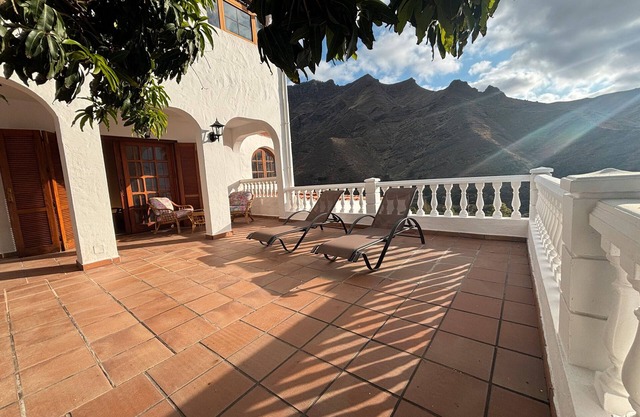 Holiday Home 'Los Mangos' with Sea View, Shared Terrace and Wi-Fi