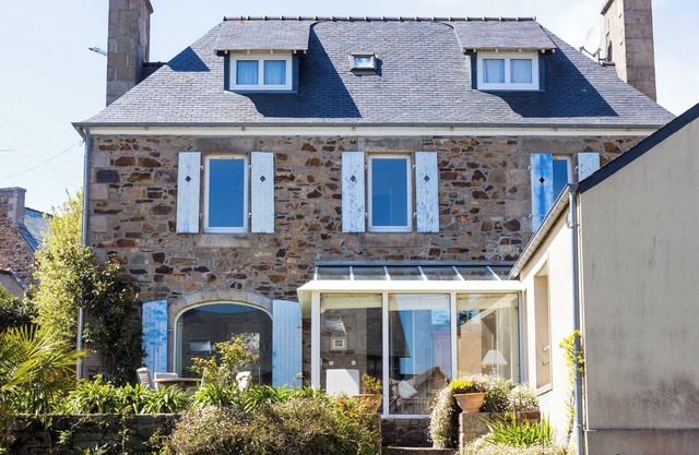 Holiday Home 'Maison Bretonne Madame Est Servie 4' with Sea View