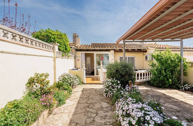 Holiday Home 'Maison La Coquette' with Private Terrace, Wi-Fi and Air Conditioning