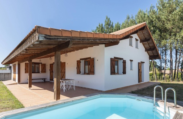 Holiday Home 'Maison Pour 6 Personnes' with Pool, Terrace & Wi-Fi