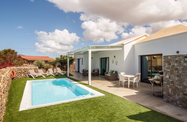 Holiday Home “Villa Era” with Garden, Pool, Terrace & Wi-Fi