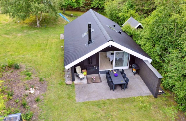 Holiday home with green oasis near the fjord