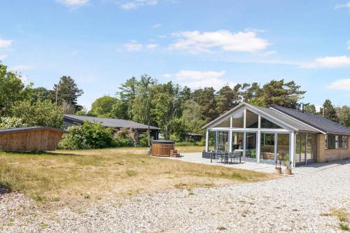 Holiday Home With Outdoor Jacuzzi And Shelter