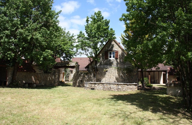HOLIDAY HOUSE IN STYLE PÉRIGOURDIN, QUIET IN THE COUNTRYSIDE