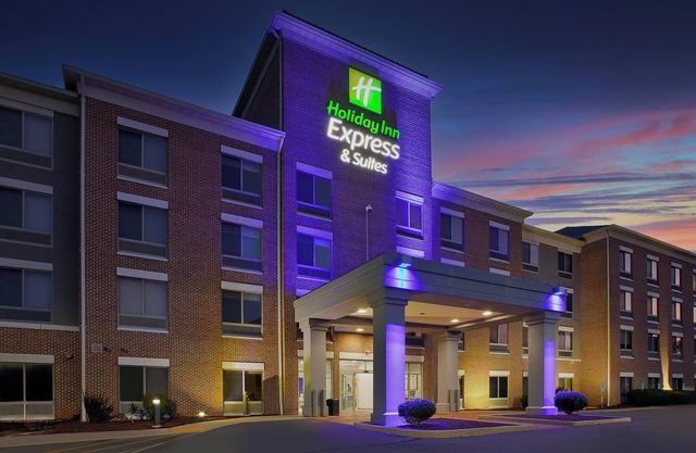 Holiday Inn Express & Suites Milwaukee Nw Park Place by IHG