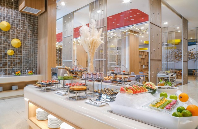 Holiday Inn & Suites Saigon Airport by IHG