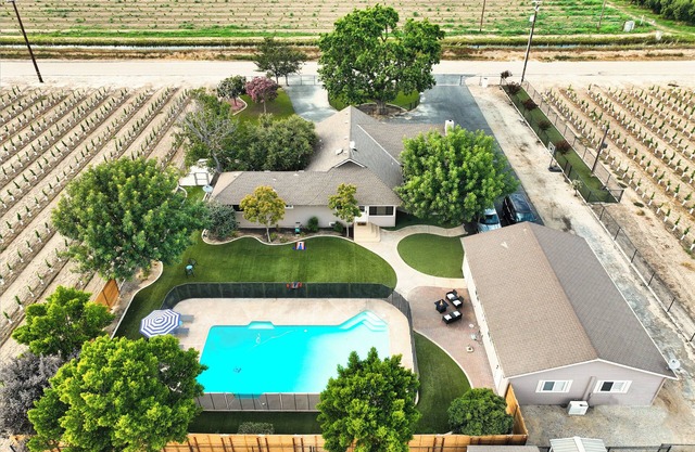 Holiday Modern Pet-Friendly Farmhouse, Pool,nGames, Sleeps 8, 3/2 w/Basement