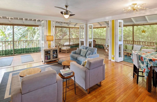 Holiday Season Discounts 3bdm/2bth beach house - best Molokai white sand beaches