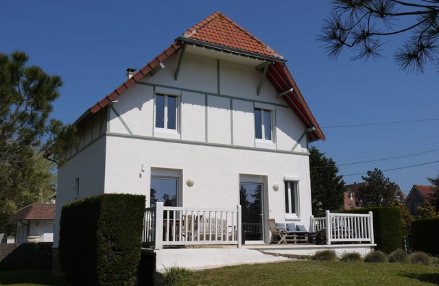 Holiday villa 100m from the sea with garden and sun terrace