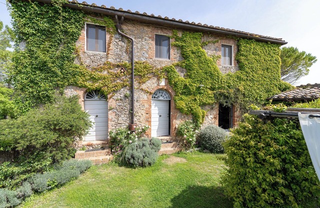 Holiday Villa in Tuscany – Exclusive Rental with Garden & Jacuzzi