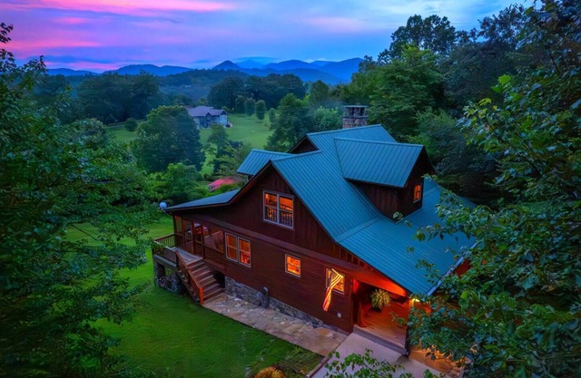 ✨Holidays 25% Off New Hot Tub Mountain Views WCU 3 mi Sylva 5 mi Fire Pit Mtn Views Lg Screened Porch Swings Families Couples Smokeys Nat'l Park 23mi ✨