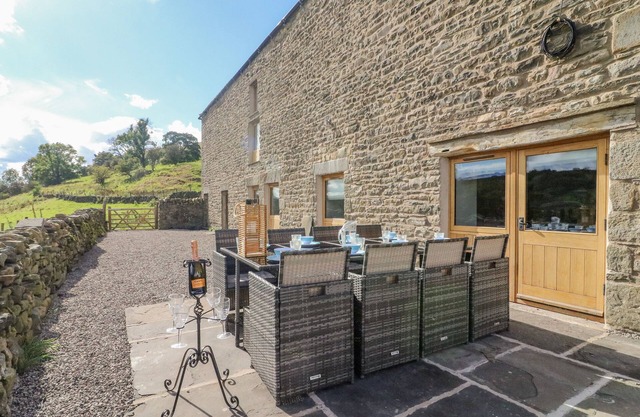 HOLLOWGILL BARN, pet friendly, luxury holiday cottage in Sedbergh