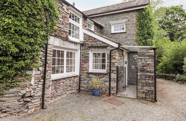 HOLLY COTTAGE, pet friendly, character holiday cottage in Grasmere