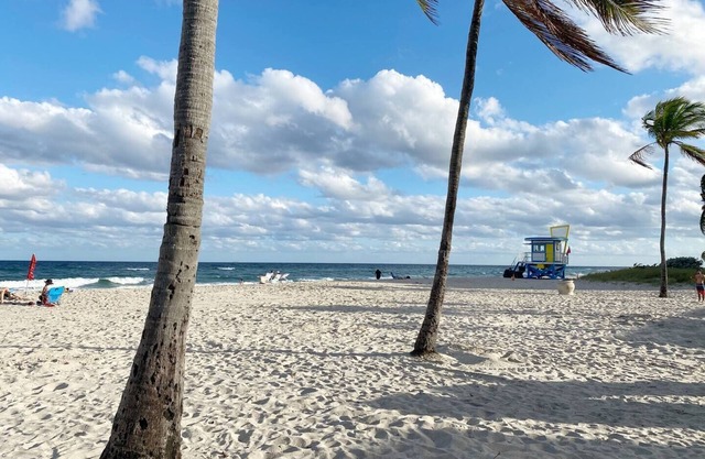 Hollywood Beach Condo. Perfect Spot to enjoy boating South Florida Lifestyle n