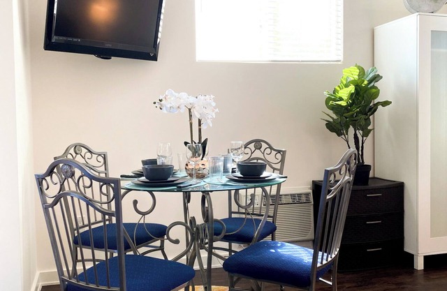 [Hollywood Haven] - Chic Studio w/Full Kitchen, Fast Wifi, Central Location!