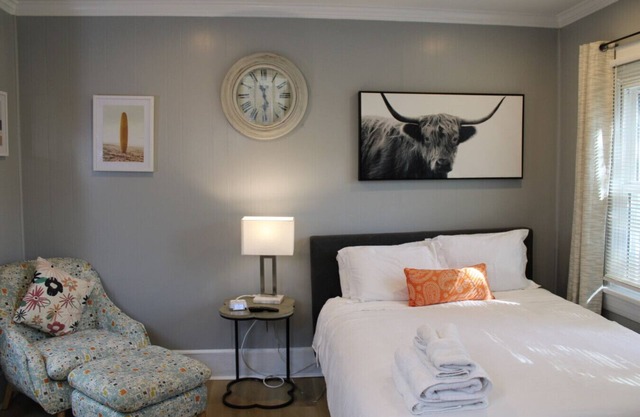 Hollywood Hill Suite
