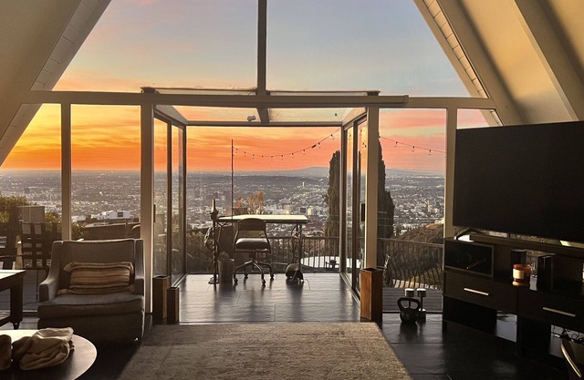 Hollywood Hills Zen Modern Villa w/Hot Tub & Jetliner Views
