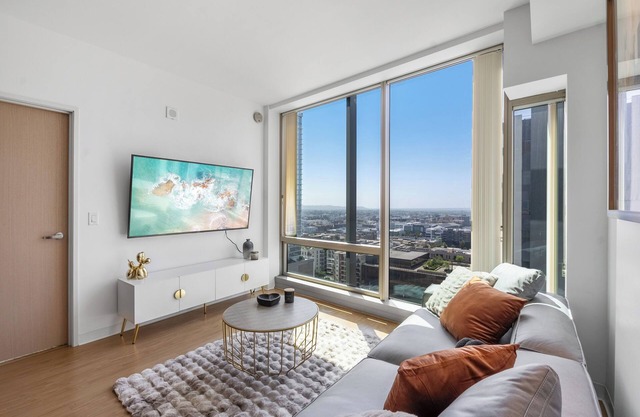 Hollywood Sign View 1bdr w/Pool, Gym, Parking