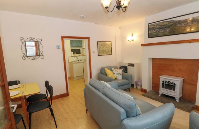 HOLME COTTAGE, family friendly, with a garden in Hebden Bridge