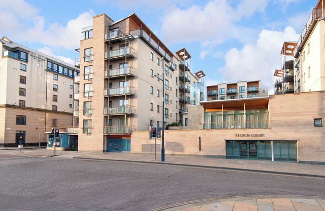 Holyrood Rd[379] Stylish 3 bed Apt overlooking Arthur's Seat with private secure parking and balcony