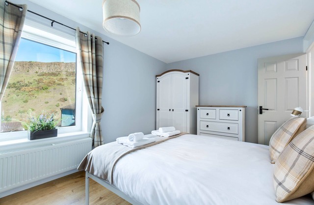 Holyrood Skyline Apartment with amazing views of Holyrood Park & Arthur's Seat