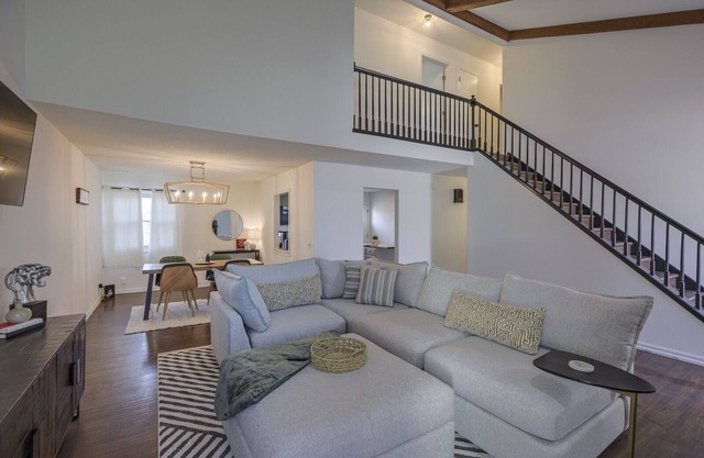 HOMaha@Walnut Grove-full home w/playroom!