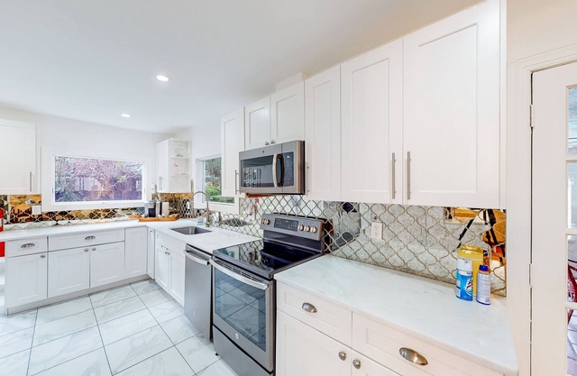 Home & 2 apts with private pool, patio, & 2 kitchens - near beach
