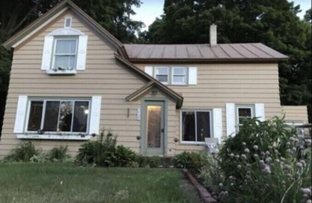 Home 2 blocks from lake