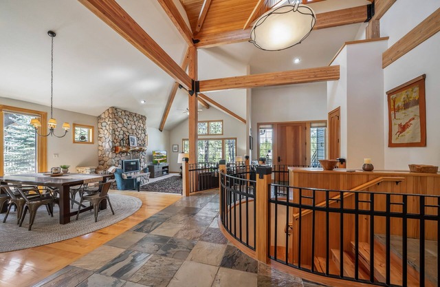 Home among the pines with a private hot tub, patio & 8 SHARC passes