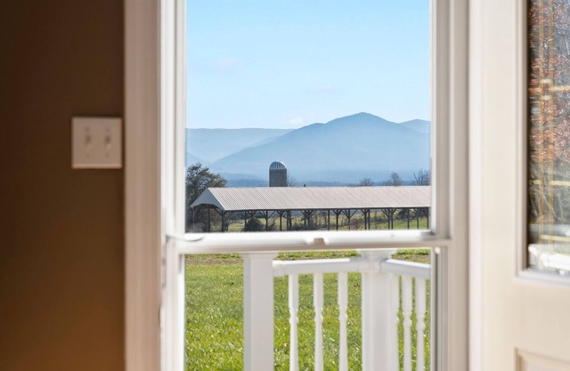 Home at the foot of Massanutten! Only 3 minutes from the Water Park