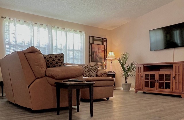Home away from home located close to New Smyrna, Flagler Beaches and Daytona.