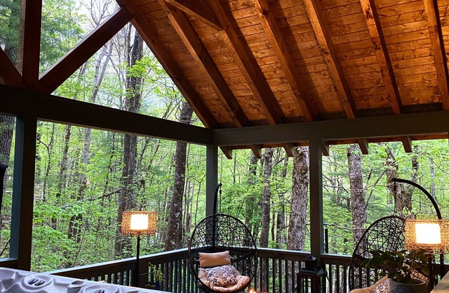 Home away from home with private hot tub, golf cart and more!