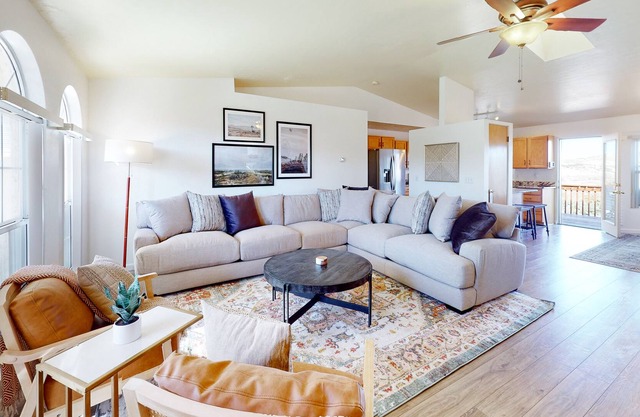 Home close to downtown with mtn views, deck, fenced backyard, fast WiFi, W/D, AC