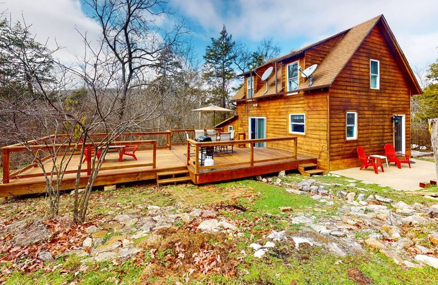 Home in a wooded setting with grill, cable, partial AC & deck - near hiking