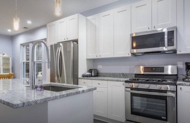 Home in Chicago Northside, Rogers Park Neighborhood, 3 Bedroom.