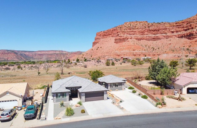 Home in Kanab Near Zion & Bryce! Private hot tub!