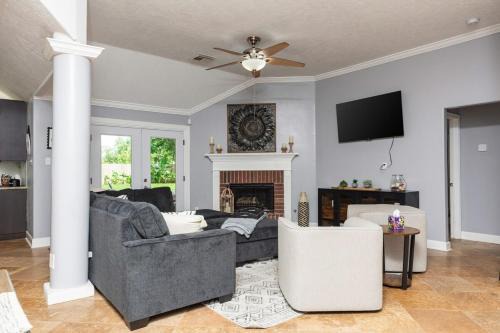 Home in League City, TX with firepit & grill