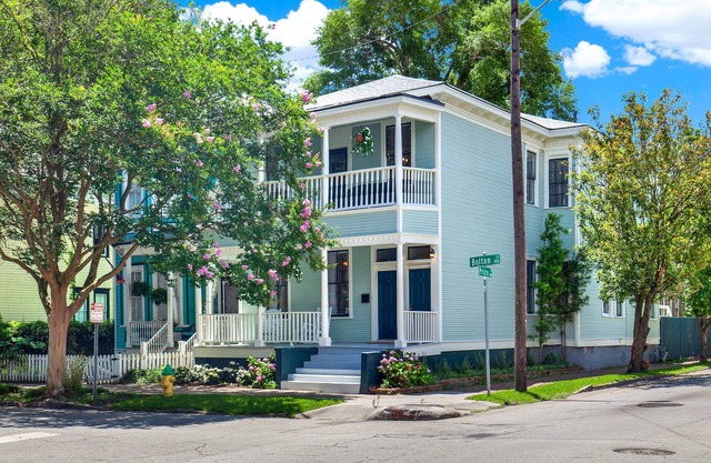 Home in Victorian District Near Forsyth Park, Heated Pool Access