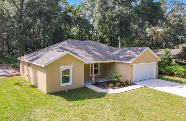 Home! Minutes from Florida Horse Park, The Villages & Ocala.